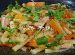 Hình của món Nui xào thịt băm xúc xích.