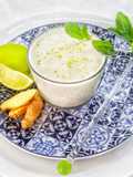 Lassi de hierbabuena, lima y jengibre