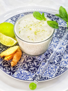 Una foto de Lassi de hierbabuena, lima y jengibre