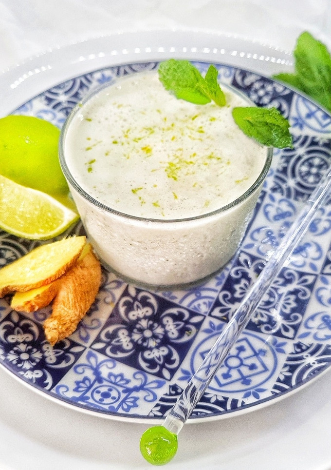 Una foto de Lassi de hierbabuena, lima y jengibre