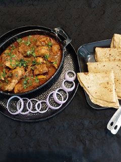 झणझणीत चिकन ग्रेव्ही मसाला (Chicken Gravy Masala Recipe In Marathi) रेसिपी चे मुख्य फोटो