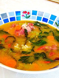 Una foto de Súper delicioso consomé con carne ahumada y arroz al aroma de apio