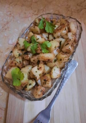 صورة لوصفة بطاطا بالثوم والكزبرة 🥔🧄🍽