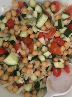 Una foto de Ensalada de garbanzos