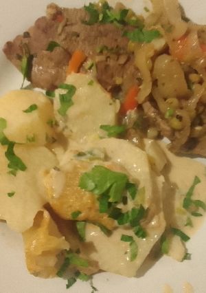 Una foto de Bifes a la criolla con papas a la crema de verdeo