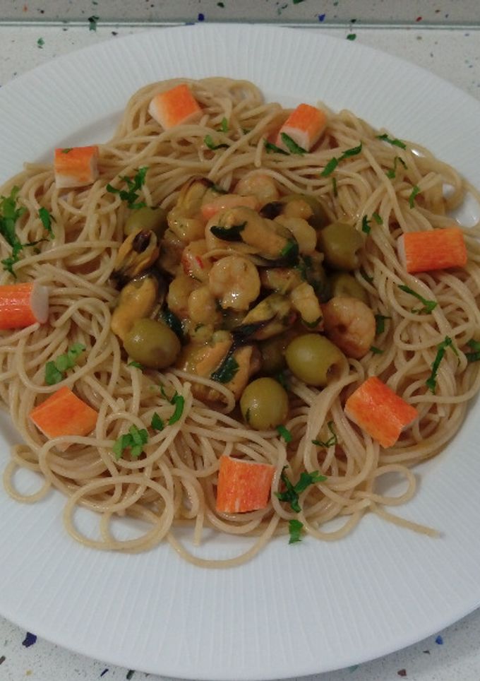 Una foto de Espaguetis con marisco y aceitunas