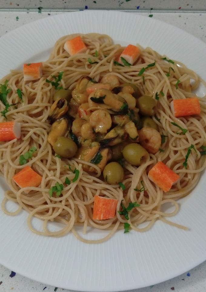 Una foto de Espaguetis con marisco y aceitunas