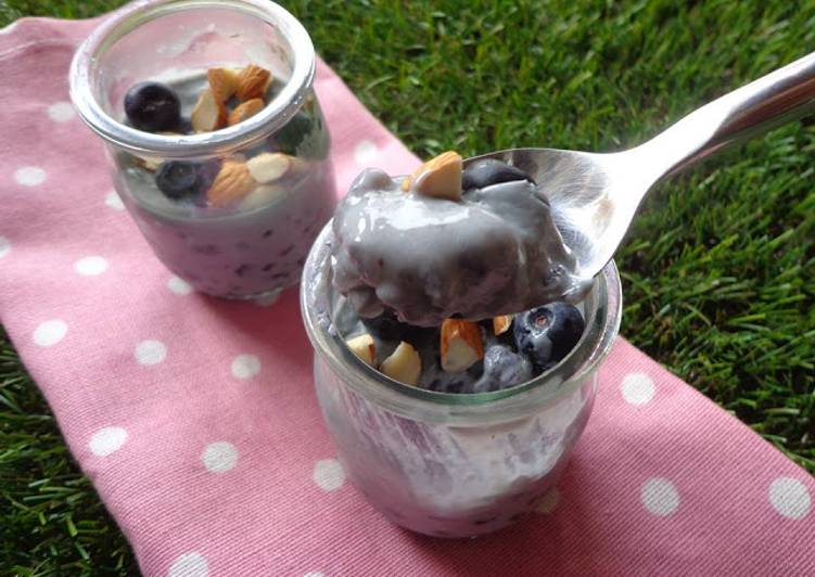 Pudim de tapioca e mirtilos