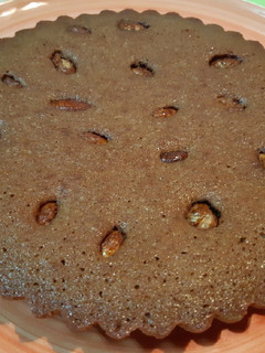 Una foto de Bizcocho casero de chocolate y almendras garrapiñadas