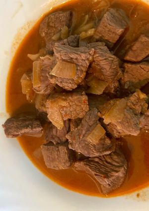 Vörösboros hamis Marhagulyás Anita módra recept fotója