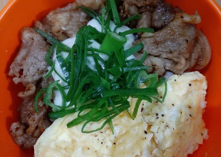 makanan Beef bowl with scramble egg and mayo Jadi, Menggugah Selera