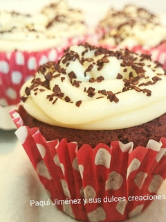Una foto de Cupcakes de chocolate y vainilla