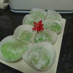 A picture of Mochis rellenos de matcha y fresas.