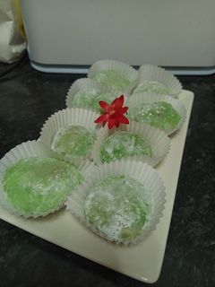 Una foto de Mochis rellenos de matcha y fresas