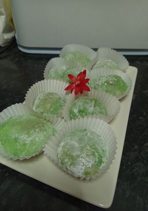 Una foto de Mochis rellenos de matcha y fresas