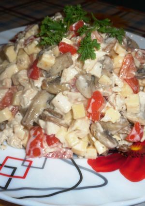 Фото Салат с курицей, сыром, грибами и помидорами.