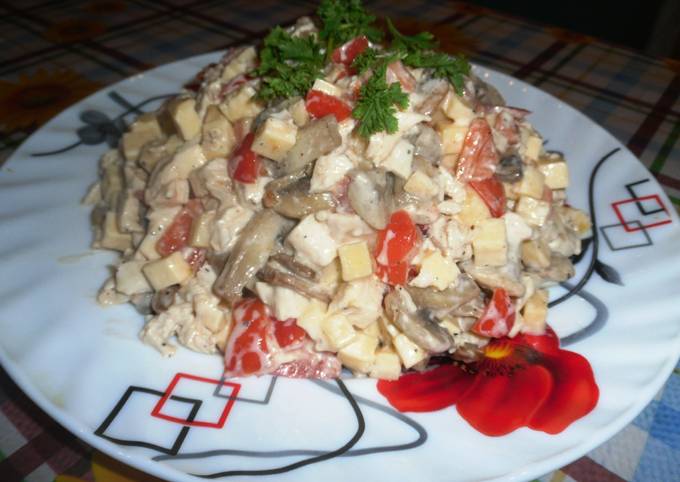 Слоеный салат с курицей, грибами и сыром - рецепт приготовления