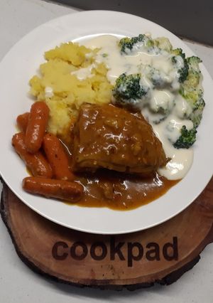 A picture of Chicken curry with creamy broccoli and mash potato.