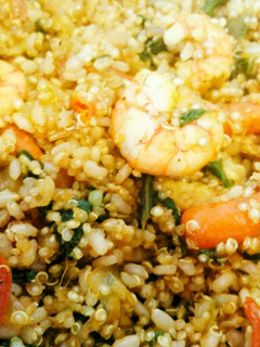 Una foto de Arroz integral con quinoa y gambas