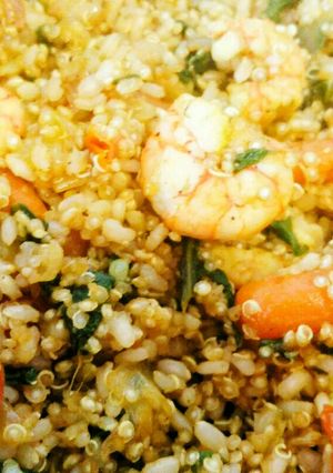 Una foto de Arroz integral con quinoa y gambas