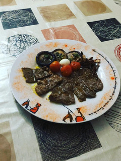 Una foto de Ternera adobada con setas y tomate cherry