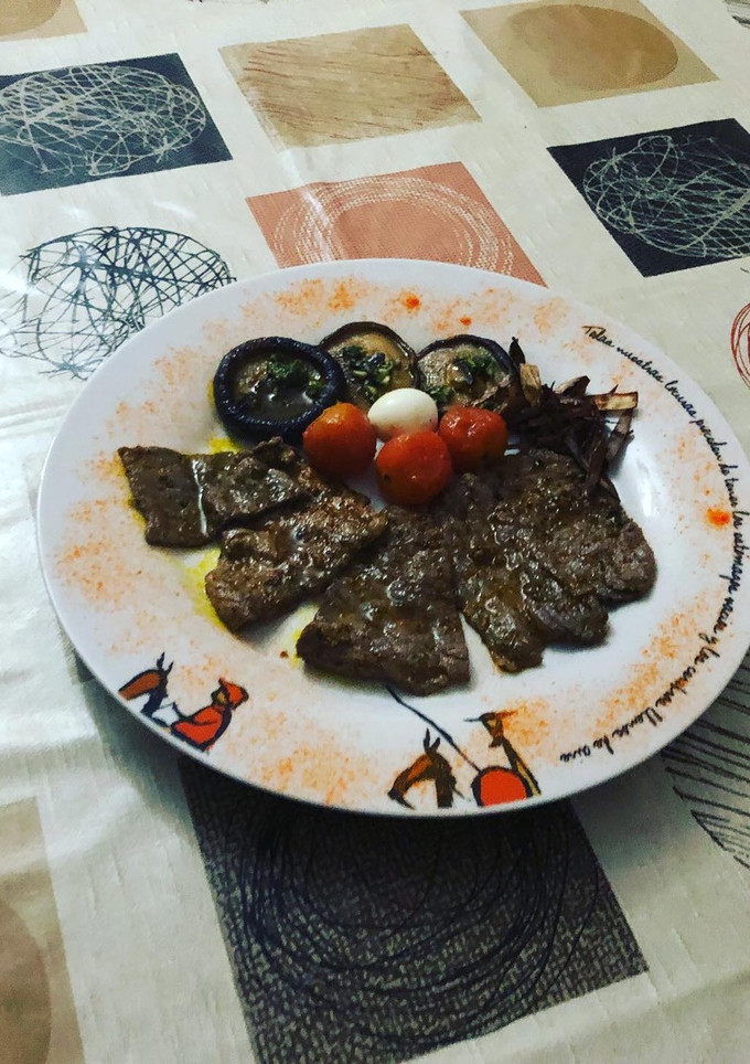 Una foto de Ternera adobada con setas y tomate cherry
