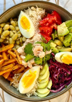 Une photo de Salade bowl aux crevettes nordiques