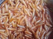 Una foto de sopa de penne
