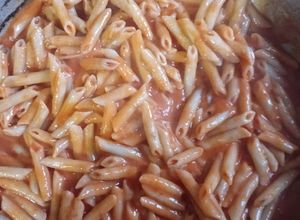 Una foto de Sopa de pluma con salsa de jitomate 🍅😋
