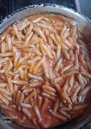 Una foto de Sopa de pluma con salsa de jitomate 🍅😋