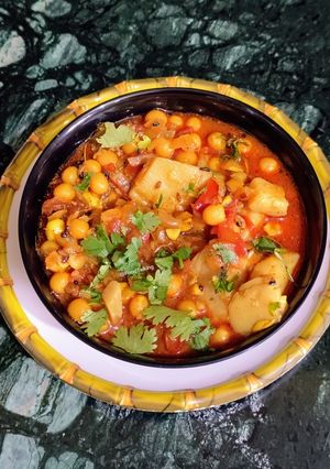A picture of Potato, Dry Yellow Peas Curry (Aloo, Yellow Matar Subzi).