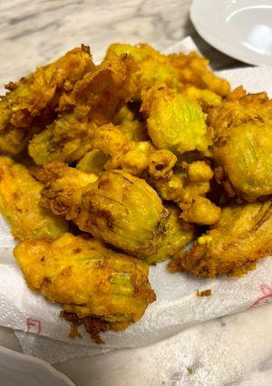 Foto di Fiori di zucca ripieni in pastella di zafferano