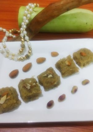 लौकी की बर्फी (Lauki ki barfi recipe in hindi) रेसिपी मुख्य फोटो