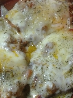Una foto de Berenjenas rellenas de salsa boloñesa con setas al queso Edam