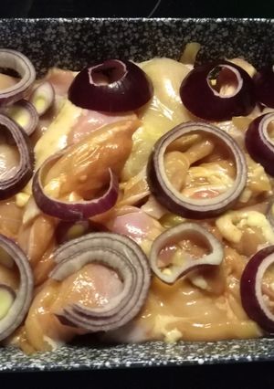 Krumpli ágyon sült csirkecomb recept fotója
