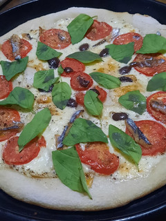Una foto de Pizza con albahaca