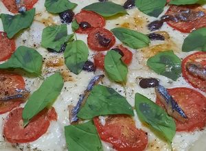 Una foto de Pizza con albahaca