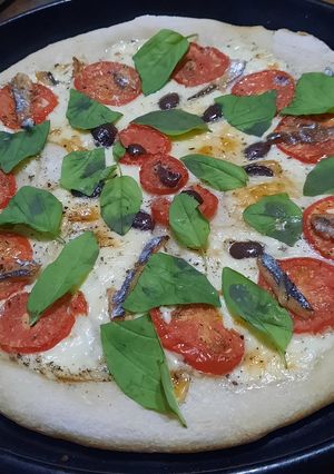 Una foto de Pizza con albahaca
