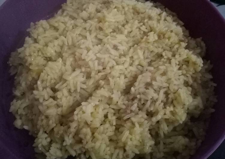 Nasi uduk sari wortel dengan daging cincang