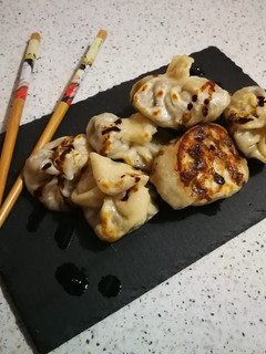 Una foto de Dumplings caseros rellenos de ternera, bacon y cebolleta 🥟