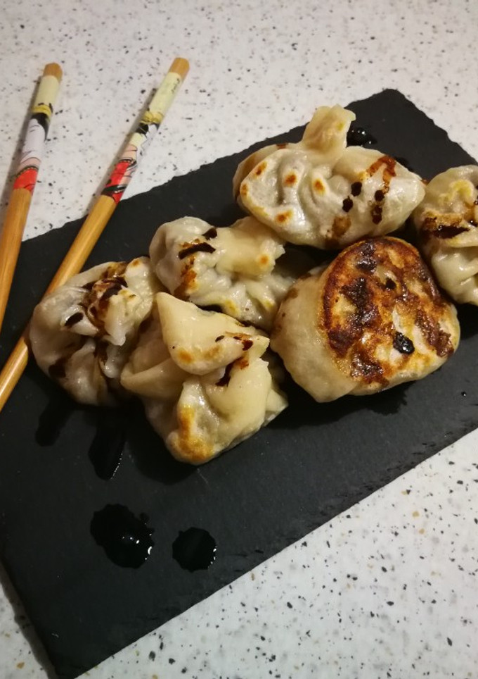 Una foto de Dumplings caseros rellenos de ternera, bacon y cebolleta 🥟