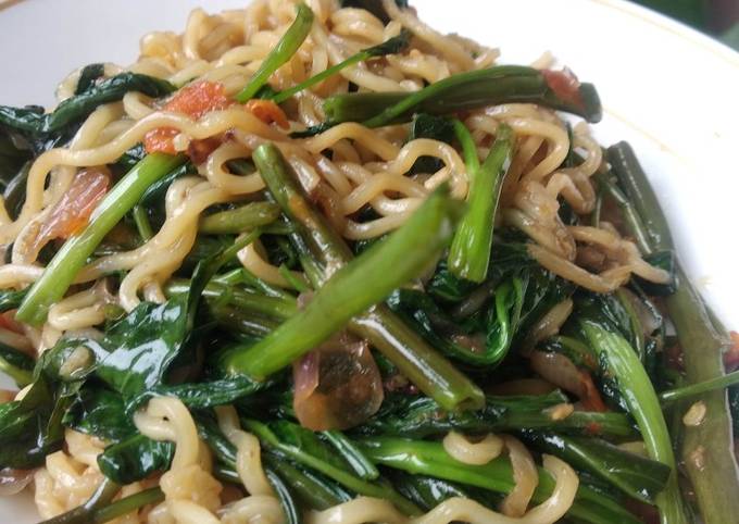 Mie kangkung ala Mie Instant