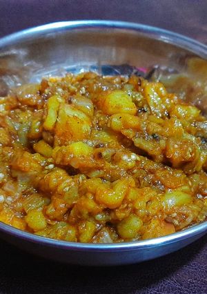 वांगे बटाट्याची भाजी (vange batatyachi bhaji recipe in marathi) रेसिपी चे मुख्य फोटो