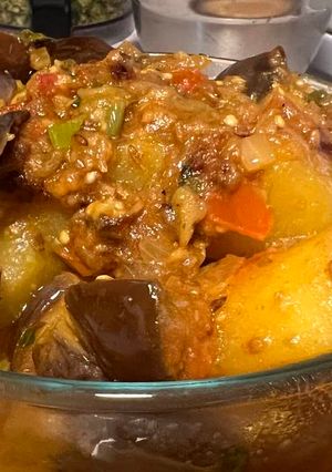 A picture of Punjabi dhaba style aloo baingan.