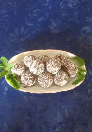 Meggyes kókuszgolyó recept fotója