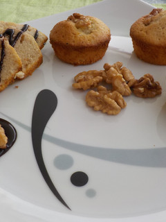 Una foto de Mini brownies de chocolate blanco con nueces