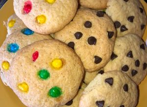Una foto de Galletitas con Chispas de Chocolate y Confites