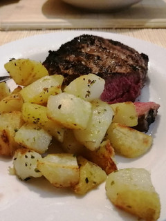 Una foto de Carne a la parrilla con papas salteadas en orégano y mantequilla