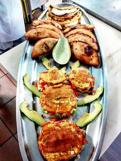 Una foto de Empanadas y patacón venezolano