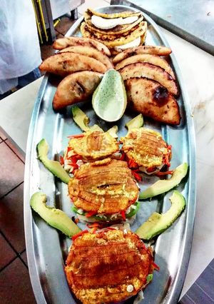 Una foto de Empanadas y patacón venezolano